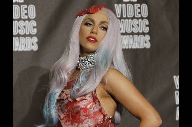 Reuters - Lady GaGa, luciendo su traje hecho, al parecer, de carne, posa en la sala de prensa después de ganar los ocho MTV Video Music Awards.