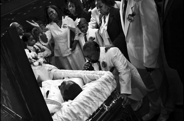 Reuters - Barbara Davidson de Los Angeles Times gan&#243; el Pulitzer por su trabaj&#243; &quot;&#237;ntimo&quot; de las pandillas en Los &#193;ngeles. En esta foto, la familia Shaw despide a su hijo, otra v&#237;ctima del conflicto urbano que vive esa ciudad.
