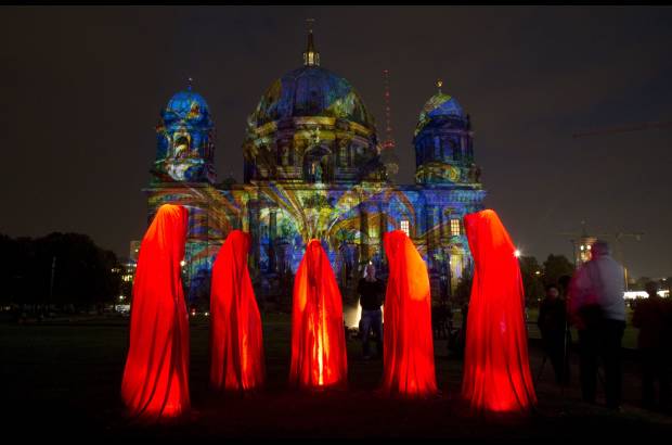 RE - Las personas observan la instalaci&#243;n de luz de la Catedral de Berl&#237;n, durante la apertura del Festival de la Luz en dicha ciudad.