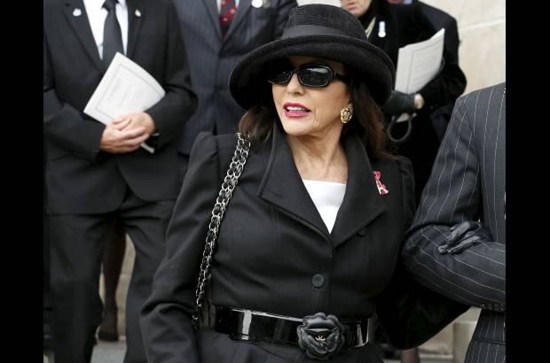 AP - A la ceremonia tambi&#233;n asisti&#243; la actriz Joan Collins.