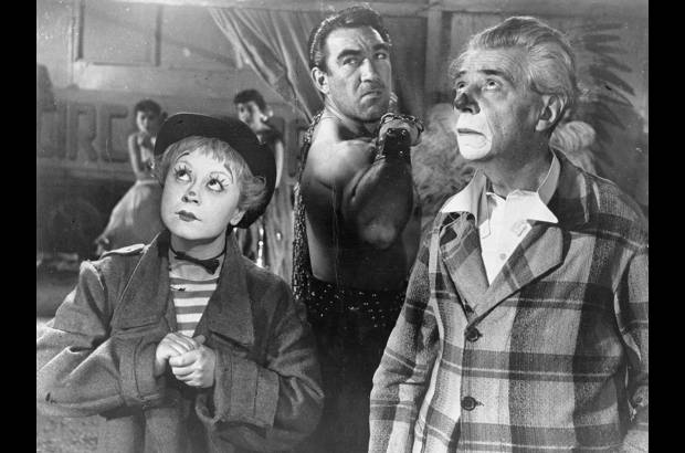 La strada - Cuando muere el padre de Gelsomina, su propia madre la vende a un artista ambulante, Zampanó. Pese al carácter violento y agresivo de éste, la muchacha se siente atraída por ese estilo de vida en la Strada (la calle, en italiano), sobre todo cuando su dueño la incluye como parte de su espectáculo.