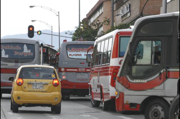 Donaldo Zuluaga Velilla - Buses esperando pasajeros, y no al contrario, como deber&#237;a ser, son la constante en el centro de Medell&#237;n. Esto se solucionar&#237;a con el Transporte P&#250;blico de Medell&#237;n (TPM), que empezar&#237;a a funcionar en 2015.