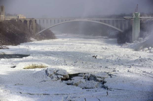 Reuters - Las cataratas del Ni&#225;gara, uno de los mayores atractivos tur&#237;sticos de Estados Unidos y Canad&#225;, tambi&#233;n sufri&#243; el impacto de los fuertes vientos, las nevadas y el v&#243;rtice polar que azota a estos pa&#237;ses y ha afectado a m&#225;s de 240 millones de personas.