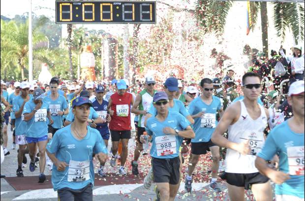 Esteban Jaramillo y Sebastián Salazar - Más de 10 mil competidores se dieron cita en esta histórica cita deportiva que se corría en las modalidades de 5, 10, 21 y 42 kilómetros.