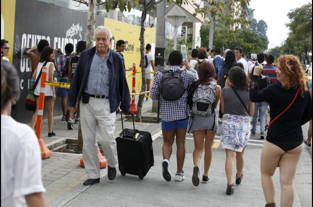 Manuel Saldarriaga - La manifestaci&#243;n de j&#243;venes en prendas &#237;ntimas sorprendi&#243; en la tarde del domingo a los usuarios del metro en la Estaci&#243;n Niqu&#237;a, de Bello, y a las transe&#250;ntes de los alrededores de Plaza Mayor, la calle 33 y Avenida Las Vegas, hasta Ciudad del R&#237;o, en Medell&#237;n.