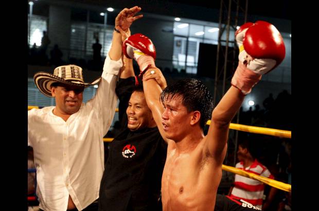 Manuel Saldarriaga - El réferí Genaro Rodríguez dio por terminada la pelea a los 2.58 minutos del round 8.
