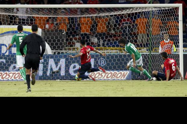 Foto Manuel Saldarriaga - El defensor argentino Diego Herner aprovechó la jugada y conectó el balón en el área.
