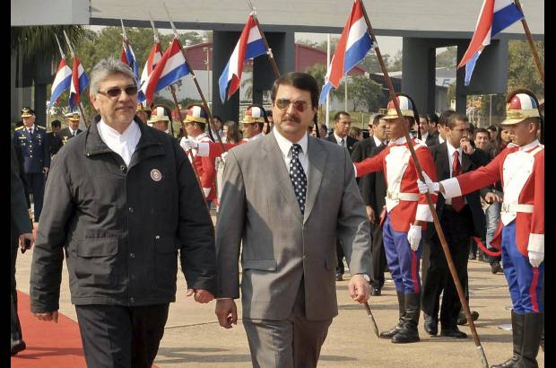 Reuters - Antes de su viaje, el gobernante recibi&#243; en la residencia presidencial de Mburuvich&#225; R&#243;ga al vicepresidente del pa&#237;s, Federico Franco, quien acababa de regresar de Colombia y es el primero en la l&#237;nea de sucesi&#243;n.