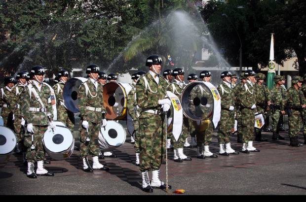 R&#243;bison S&#225;enz - La banda del Ej&#233;rcito interpret&#243; el Himno Nacional.