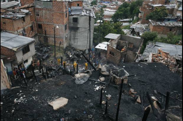 Esteban Vanegas - Al parecer, los fuertes vientos que azotaban a esa hora la ciudad ayudaron a que las llamas se propagaran r&#225;pidamente a las casas vecinas.