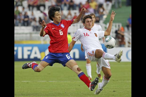 Reuters - Los 30 minutos de adici&#243;n fueron para Espa&#241;a. Sin ser arrollador, cre&#243; las opciones para ganar despu&#233;s de que Lee Yong tir&#243; la pelota por encima del horizontal en la m&#225;s clara para los orientales. El gol estuvo en los botines Luna, Tello e Isco. Este &#250;ltimo la estrell&#243; en el palo con un tiro libre.