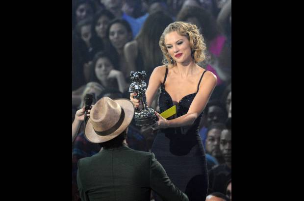 AP - Taylor Swift entrega el premio Mejor Video Masculino a Bruno Mars por su canci&#243;n Locked Out of Heaven.