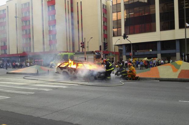 Rubén Tangarife - Una máquina del cuerpo de bomberos de Medellín atendió rápidamente la emergencia.