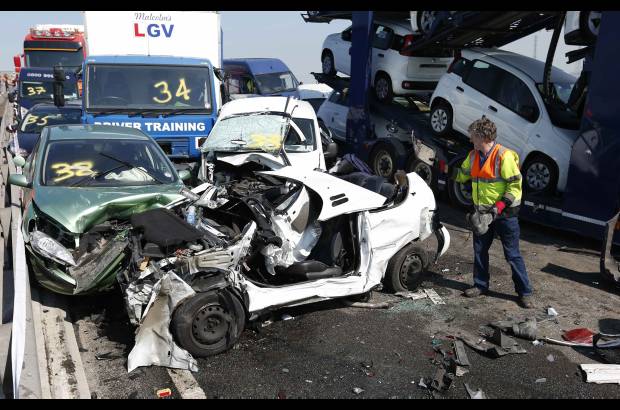 Reuters - Muchos veh&#237;culos quedaron en muy mal estado en este accidente m&#250;ltiple.