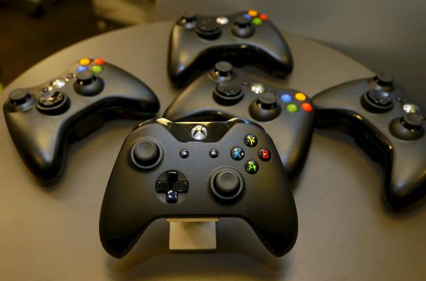 AP - Los nuevos controles son m&#225;s ergon&#243;micos, tienen nuevos botones y son un poco diferentes al del Xbox 360.