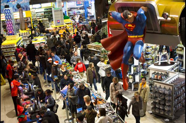 AP - El frenes&#237; de compras en Estados Unidos conocido como viernes negro comenz&#243; con un mejor horario destacado por varios compradores este a&#241;o, ya que minoristas como Target y Toys R Us adelantaron sus aperturas a la noche del jueves.