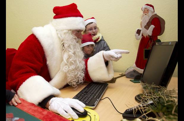 Reuters - La Oficina Postal abre como ya es acostumbrado seis semanas antes de la Navidad.