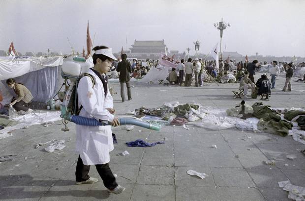 AP - 26 de mayo de 1989. Un trabajador en labores de limpieza en la Plaza de Tiananmen, que hab&#237;a sido ocupada por los manifestantes estudiantiles.