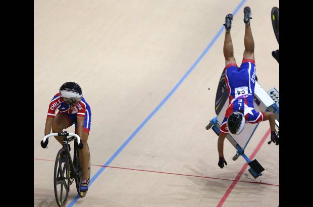 AFP - En los Juegos Odesur en Chile se presentaron accidentes como este de la ciclista chilena Irene Aravena.