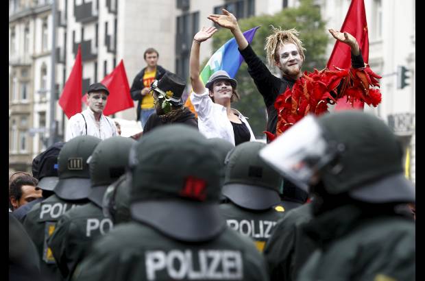 AP - En Alemania, la policía rodeó a un grupo de 300 personas porque se negaban a quitarse las máscaras que tenían puestas.