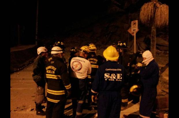 Cortes&#237;a - Habitantes de la unidad residencial aseguraron que la compa&#241;&#237;a CDO, constructora del edificio, no permiti&#243; que se desalojara la torre 5, pese al evidente peligro.