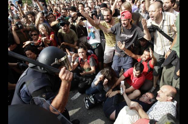 Reuters - Cuando consiguieron abrir paso, los equipos de limpieza accedieron al campamento y cargaron más de una decena de vehículos con tiendas de campaña, colchones, ordenadores bombonas de cámping gas y botellas de gasolina para alimentar los generadores eléctricos, entre otros objetos.