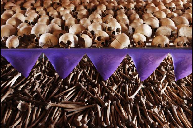 Reuters - Los cráneos y huesos de víctimas ruandesas descansan en los estantes en un memorial del genocidio, en el interior de la iglesia de Ntarama, a las afueras de la capital, Kigali. El país, con ocho millones de habitantes, se convirtió en solo tres meses una inmensa fosa común ante la pasividad del mundo.