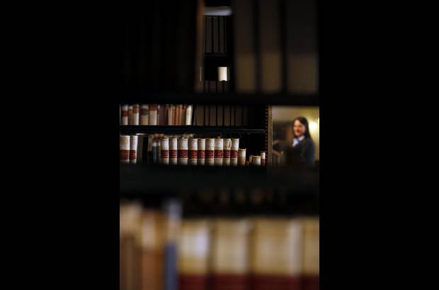- Actualmente, la Biblioteca del Vaticano tiene unos 150.000 vol&#250;menes de manuscritos.