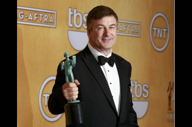 FOTO REUTERS - Alec Baldwin se llev&#243; su s&#233;ptimo &quot;actor&quot;, nombre con el que se conoce a la estatuilla de los SAG, por su papel en 30 Rock.