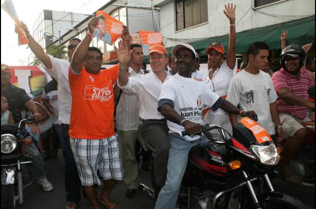 Colprensa - Los seguidores de Santos celebraron su triunfo en las urnas.
