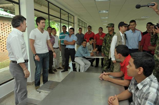 Presidencia de la Rep&#250;blica - Al acompa&#241;ar a su hijo Esteban en su primer d&#237;a como soldado, el presidente Juan Manuel Santos record&#243; a los nuevos reclutas que la paz es la victoria.