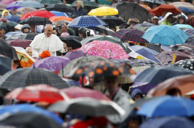 Reuters - Al sumo pontífice, de 76 años, no le importó mojarse este miércoles durante una breve lluvia para besar bebés y saludar a la multitud durante su audiencia general semanal en la Plaza de San Pedro.