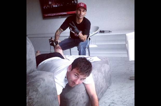 FOTO CORTES&#205;A - Lionel Messi le rindi&#243; homenaje a su hijo Thiago, quien naci&#243; el pasado mes de noviembre. En su pierna izquierda, el astro del f&#250;tbol, se tatu&#243; el nombre y la silueta de las dos manos del peque&#241;o Thiago.