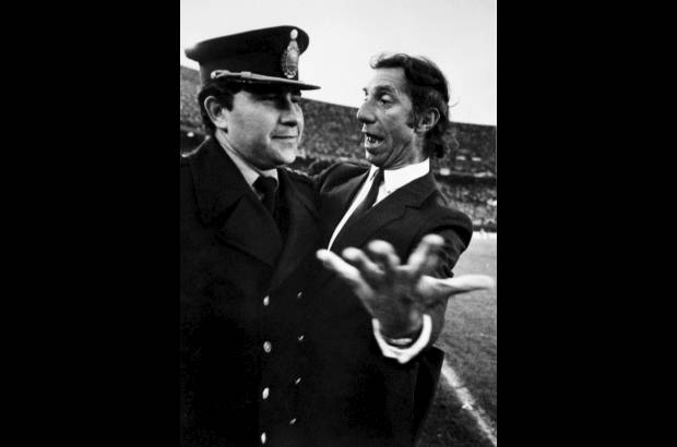 Archivo - Carlos Bilardo cuando dirig&#237;a a Argentina en la d&#233;cada de los ochenta. Hoy es el coordinador de toda las selecciones gauchas.
