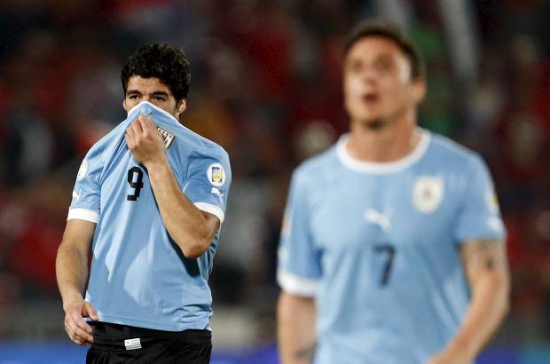 AP - En el segundo tiempo Uruguay sali&#243; decidido a darle vuelta al partido pero un disparo de Alejandro Silva se estrell&#243; en el palo.