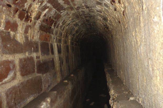 Cortes&#237;a John Alex&#225;nder G&#243;mez Usme - Bajo la casa hay estructuras de ladrillo macizo, construidas a cuatro metros de profundidad.