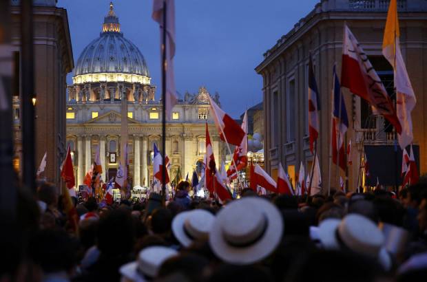 FOTO REUTERS - Peregrinos polacos, que agitaron banderas de colores rojo y blanco de la amada patria natal de Juan Pablo II, estuvieron entre los primeros en llegar a la plaza.