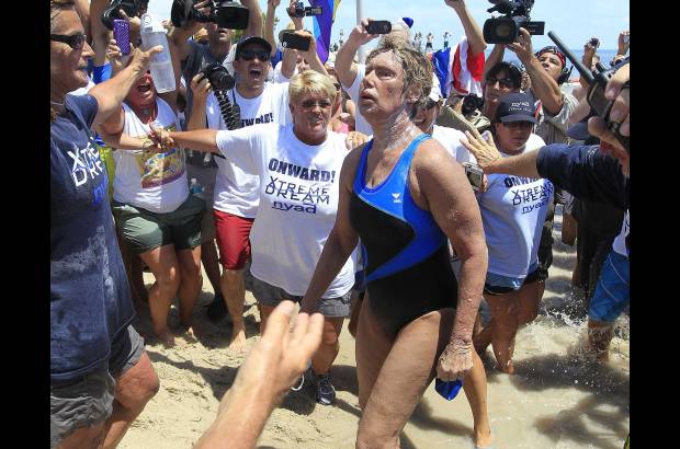 REUTERS - Con los labios hinchados, apariencia aturdida y quemada por el sol, la estadounidense Diana Nyad se convirti&#243; el lunes en la primera persona en cruzar las traicioneras aguas entre Cuba y Cayo Hueso sin una jaula que la proteja de los tiburones.