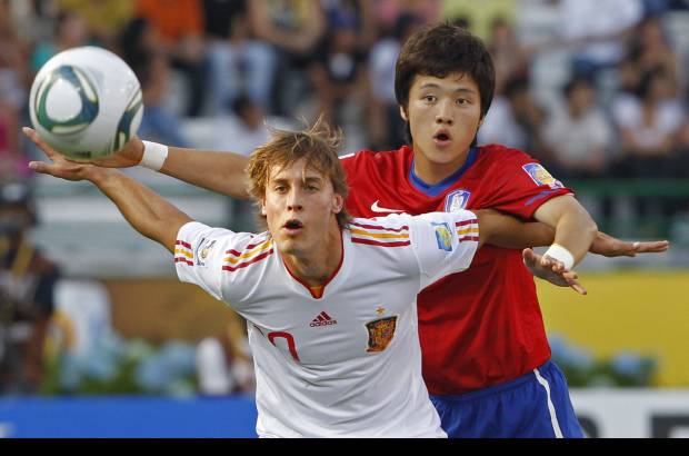 Reuters - Sergio Canales, el generador de juego espa&#241;ol, gravit&#243; poco al comienzo por falta de un socio pero paulatinamente por el costado izquierdo se hizo notar con cierto peligro.