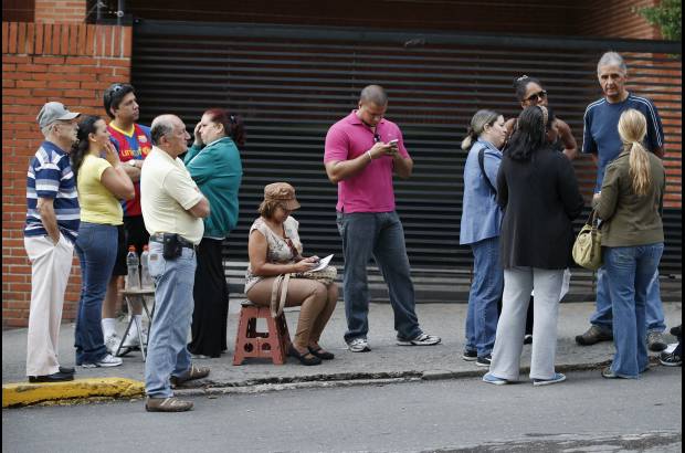 Reuters - Los venezolanos eligen al presidente para el periodo 2013-2019, con el actual mandatario, Hugo Chávez, de 58 años y aspirante a la tercera reelección, y el líder opositor Henrique Capriles, abogado de 40 años, como grandes favoritos.