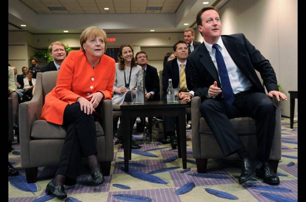 AP - Mientras la sesi&#243;n plenaria del G20 en Canad&#225; abordaba asuntos como la tasa bancaria o la reducci&#243;n del d&#233;ficit presupuestario, la canciller alemana, Angela Merkel, y el primer ministro brit&#225;nico, David Cameron, se escabull&#237;an para ver el partido juntos.