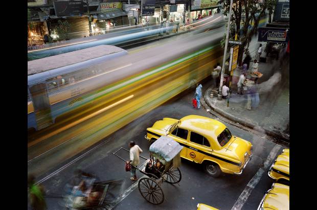 Reuters - Martin Roemers, un fotógrafo de Panos Pictures con sede en los Países Bajos, ganó en la categoría Vida Cotidiana con la serie Metrópolis. La foto muestra una escena urbana en Calcuta, India.