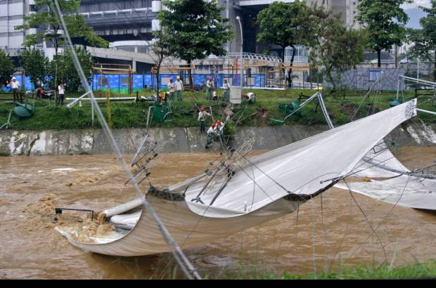 Esteban Vanegas - Las fuertes lluvias causaron otra vez traumatismo en la capital antioque&#241;a. El aguacero da&#241;&#243; parte de la estructura de los alumbrados sobre el r&#237;o Medell&#237;n.