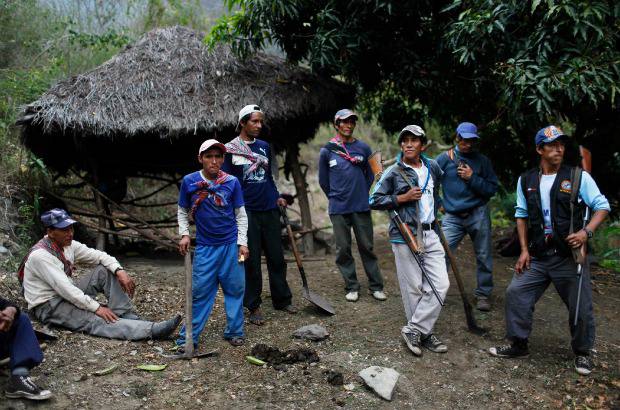 AP - Miembros del Comité de Defensa Civil Belen Chapi llegaron después de caminar cinco horas para ayudar en la exhumación de las fosas comunes. El pueblo de Paccha era un refugio para decenas de familias que trataban de huir del conflicto, dijo Dolores Guzmán, la única sobreviviente.