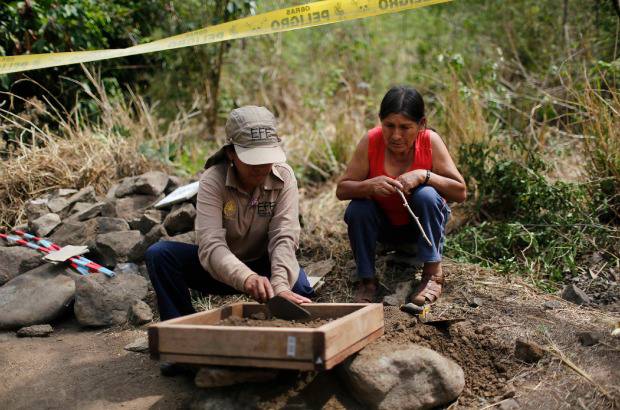 AP - Paccha, que en lengua quechua significa caída de agua, se había convertido en 1984 en un pequeño refugio para decenas de familias, dijo Guzmán, quien entonces tenía 20 años y cuatro meses de embarazo.