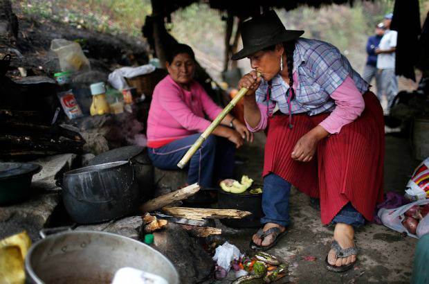 AP - Cocinó dulce de calabaza y les dio de comer en la boca a todos porque estaban atados con sogas de ambas manos y del cuello. También les dio agua para beber.