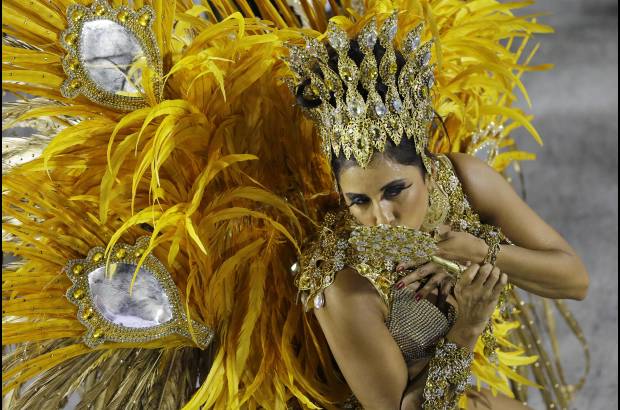 AP - En el Carnaval de Río de Janeiro se destaca el espíritu festivo de Brasil.
