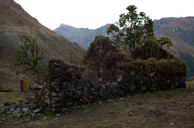 AP - Aún quedan las ruinas de sus casas construidas con palos y ramas de diversos árboles locales.