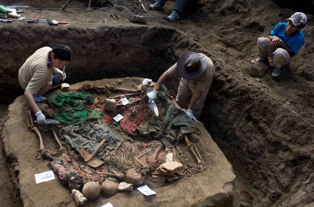 AP - Antropólogos forenses exhuman una fosa común de las personas asesinadas por las fuerzas de seguridad, en el pueblo de Paccha, en el distrito de Chungui, Perú. Los campesinos fueron asesinados el 14 de julio 1984 en la masacre de Paccha, una aldea situada en las laderas de los Andes al lado del río Apurimac.