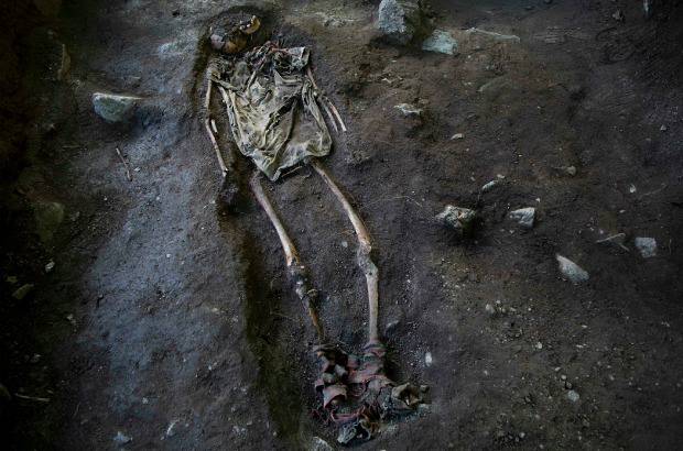 AP - A principios de este mes, los investigadores forenses comenzaron a desenterrar los restos de las casi dos docenas de víctimas de la masacre en esta región, a manos de las fuerzas del gobierno que los tildaban de ser presuntos colaboradores de la guerrilla maoísta de Sendero Luminoso.